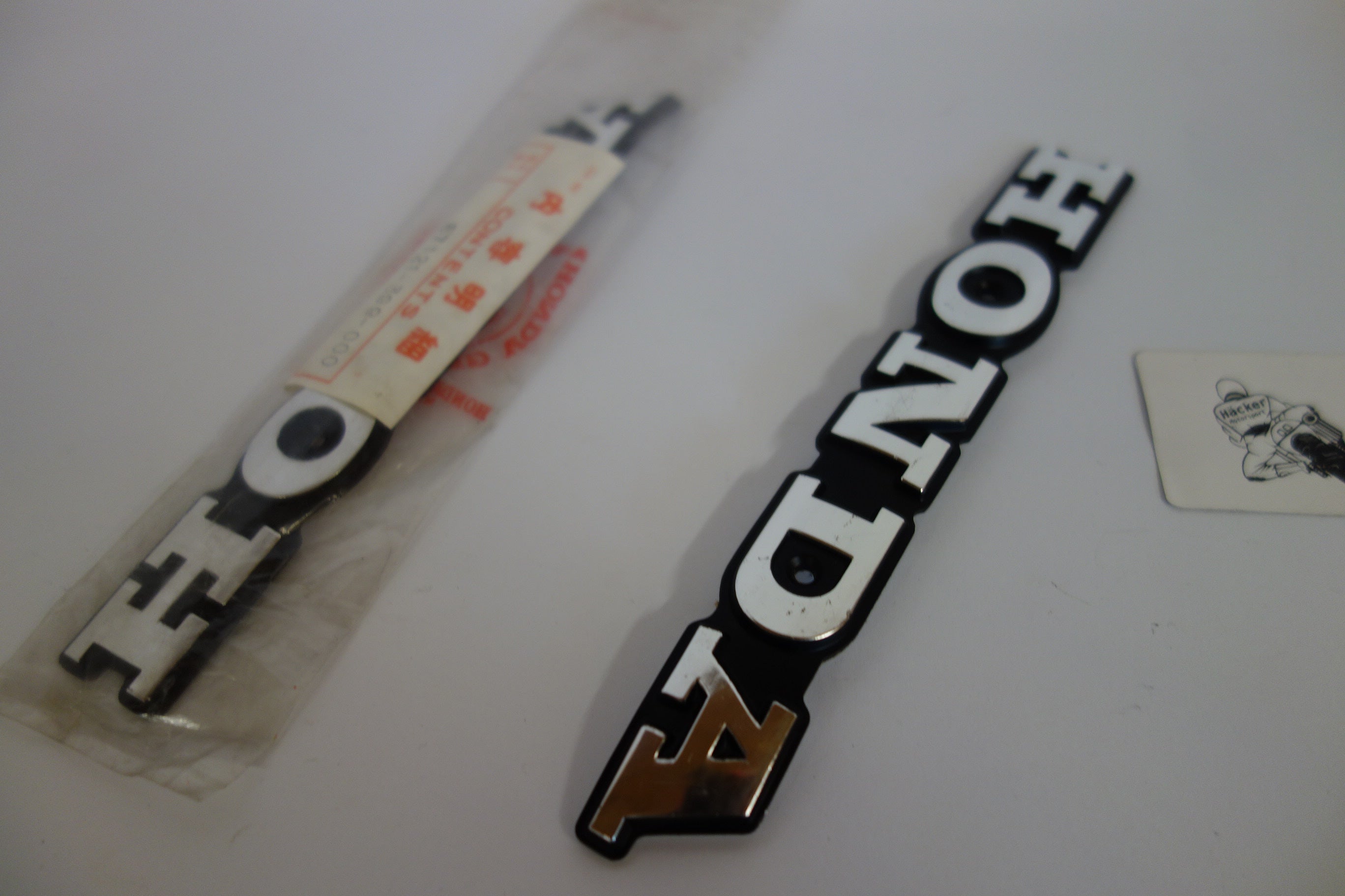 87121-399-000 / TANK EMBLEM RECHTS NEU / EMBLEM RIGHT, FUEL TANK NEW